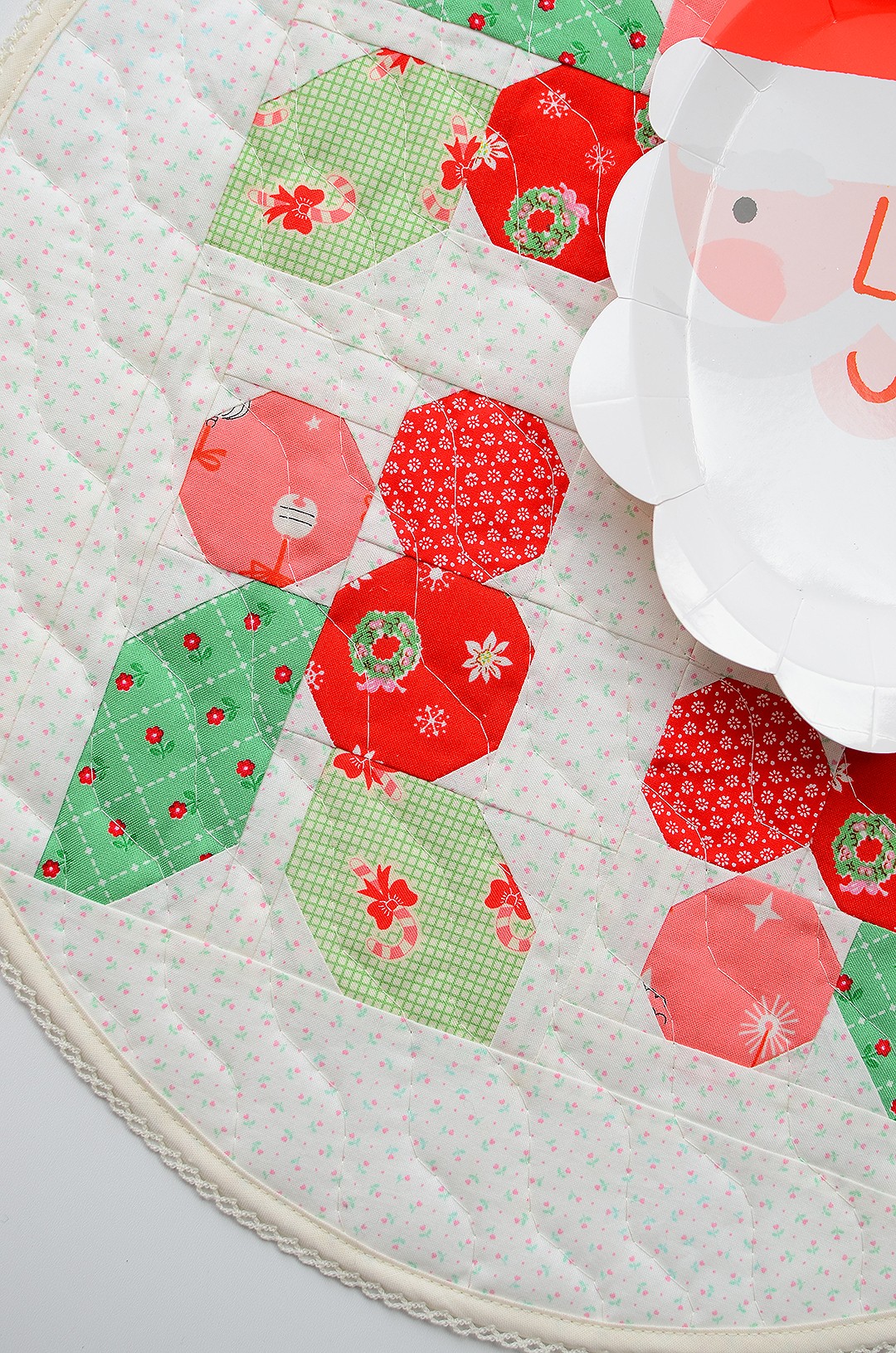 Holly Berry table topper - a free tutorial