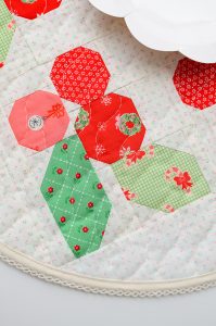 Holly Berry table topper - a free tutorial