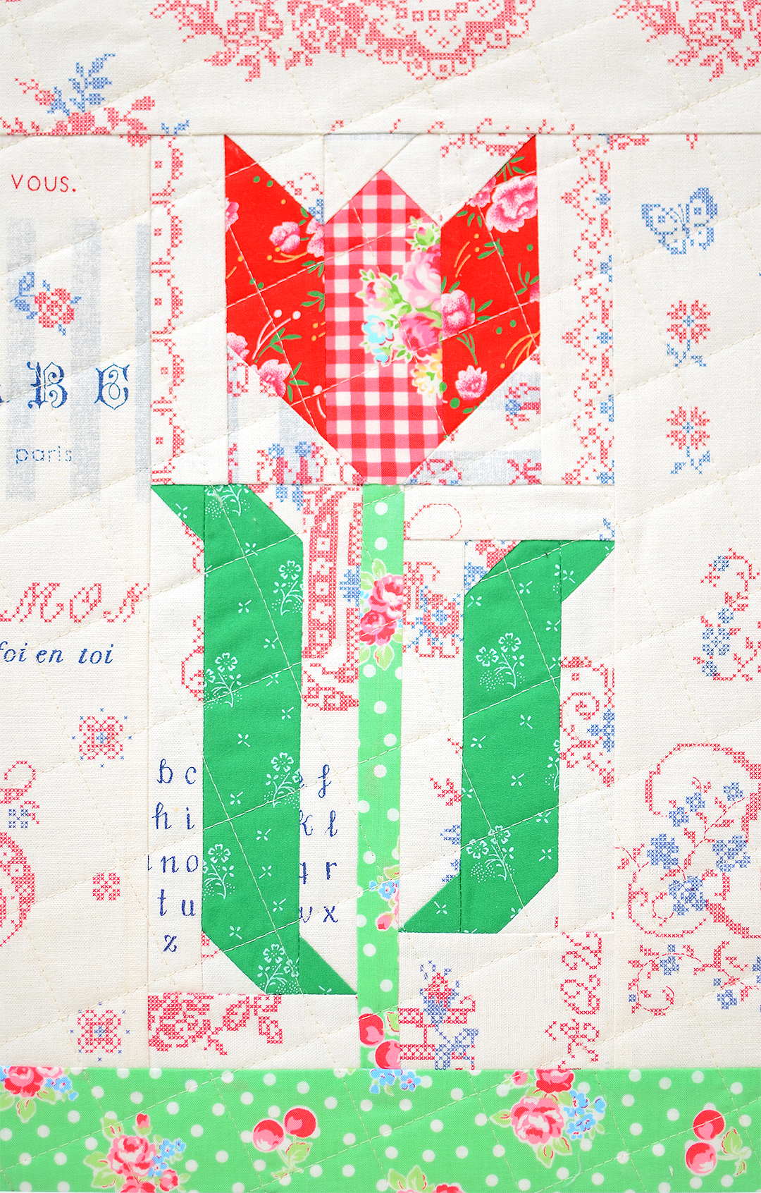 Framed Tulip Mini Quilt - an easy quilt pattern by Nadra Ridgeway of ellis & higgs